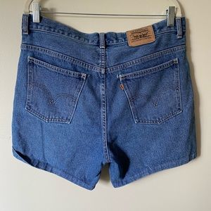 Levi’s Jean Shorts in Midwash